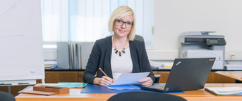 Micarna Blonde Frau hält Bleistift Micarna Blonde Frau hält Bleistift